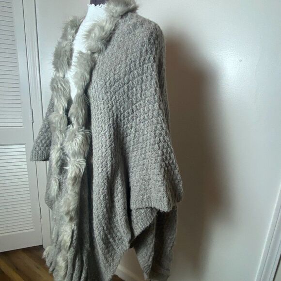 Faux Fur Trimmed Gray Knit Shawl Cardigan Open Front Cozy Cape Wrap One Size - Picture 4 of 8